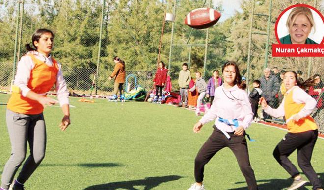 Bu köyde herkes hokey ragbi tenis oynuyor Bu köyde herkes hokey ragbi tenis oynuyor