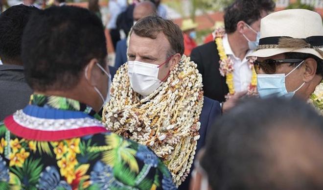 Fransa Cumhurbaşkanı Macron boynuna takılan çiçekler yüzünden hem günün adamı hem de alay konusu oldu Fransa Cumhurbaşkanı Macron boynuna takılan çiçekler yüzünden hem günün adamı hem de alay konusu oldu