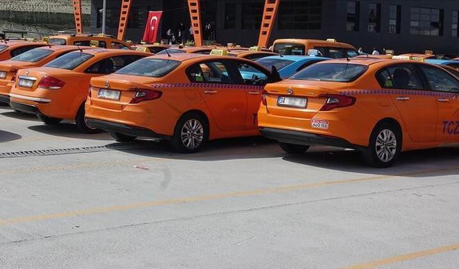 İBB, İstanbul Havalimanı'ndaki 302 taksinin çalışma ruhsatını yeniden askıya aldı İBB, İstanbul Havalimanı'ndaki 302 taksinin çalışma ruhsatını yeniden askıya aldı