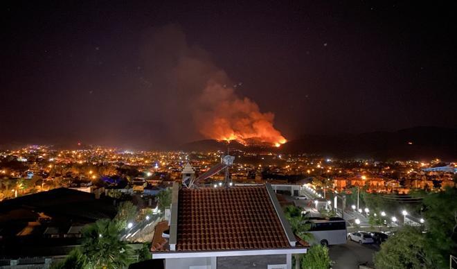 Fethiye'de korkutan yangın! Halk seferber oldu Fethiye'de korkutan yangın! Halk seferber oldu