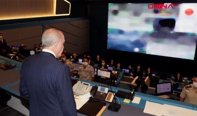 Erdoğan, Kriz Merkezi’nde yangınlar hakkında bilgi aldı Erdoğan, Kriz Merkezi’nde yangınlar hakkında bilgi aldı