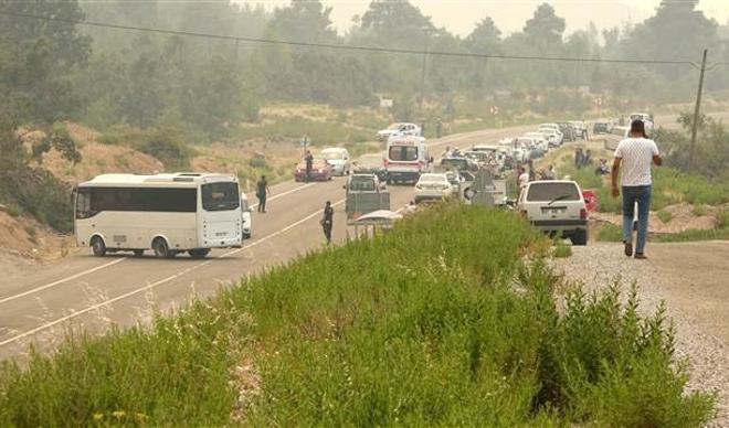 İlerliyor, ilçe girişi kapatıldı! Telsiz konuşmaları çıktı: Yolu alevler kapattı İlerliyor, ilçe girişi kapatıldı! Telsiz konuşmaları çıktı: Yolu alevler kapattı