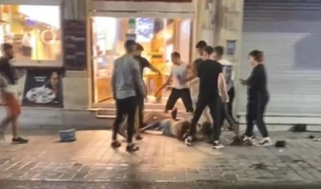İstiklal Caddesi'nde kadınlar kavga etti... O ise kavgayı ayırmak yerine kadını yumrukladı İstiklal Caddesi'nde kadınlar kavga etti... O ise kavgayı ayırmak yerine kadını yumrukladı