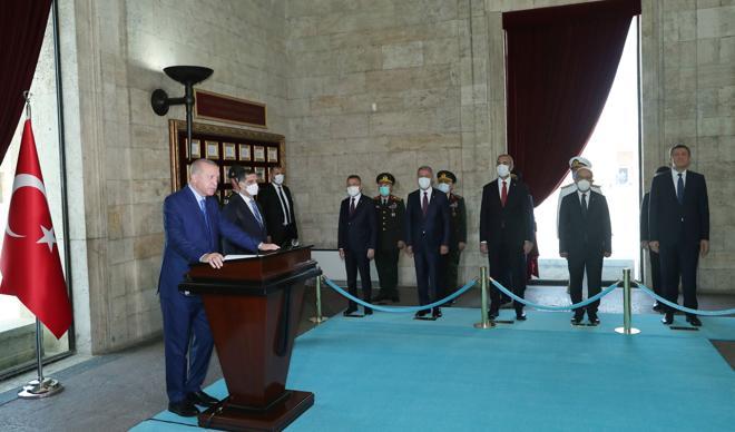 Cumhurbaşkanı Erdoğan ve YAŞ üyeleri Anıtkabir'de Cumhurbaşkanı Erdoğan ve YAŞ üyeleri Anıtkabir'de