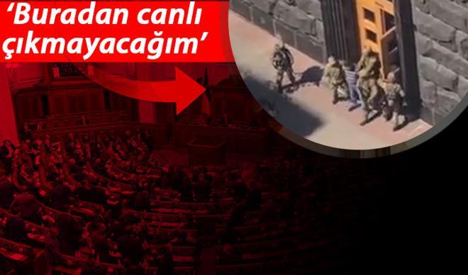 Elinde bomba ile dehşet saçtı! Elinde bomba ile dehşet saçtı!