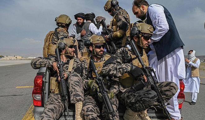 Taliban'ın gövde gösterisi kötü bitti... Kameraya yakalandılar! Taliban'ın gövde gösterisi kötü bitti... Kameraya yakalandılar!