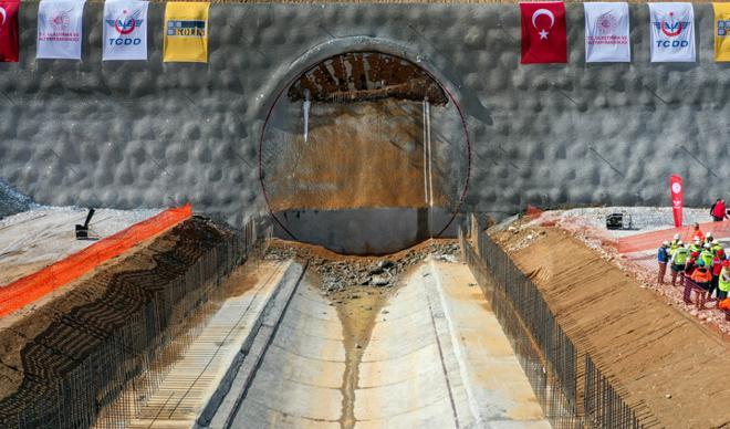 Türkiye'de bir ilk... Dev tünelde ışık göründü Türkiye'de bir ilk... Dev tünelde ışık göründü