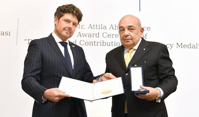 Ahmet Yüce’ye Çekya’dan madalya Ahmet Yüce’ye Çekya’dan madalya