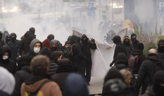 Son dakika... Brüksel'de on binlerce gösterici polisle çatıştı