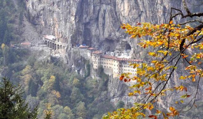 360 tonluk kaya sabitlendi, Sümela Manastırı ziyarete açılıyor 360 tonluk kaya sabitlendi, Sümela Manastırı ziyarete açılıyor