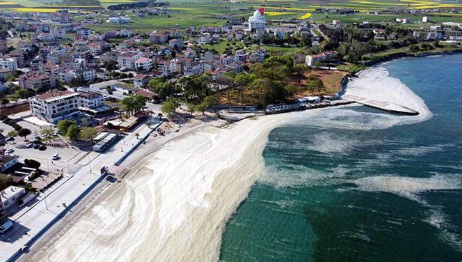 Kötü kokuyor, aylar önce geldi ve gitmiyor... Deniz salyası Marmara’yı esir aldı! 