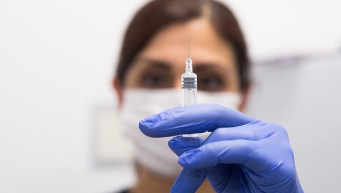 Dünyada bir ilk! 8 aylık bebeğe iki doz koronavirüs aşısı yapıldı