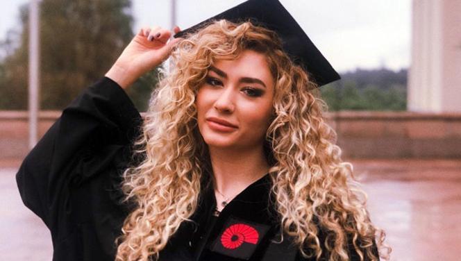 Ünlü şarkıcı mezun oldu! 'Konserler ve sınavlar arasında mekik dokudum' Ünlü şarkıcı mezun oldu! 'Konserler ve sınavlar arasında mekik dokudum'
