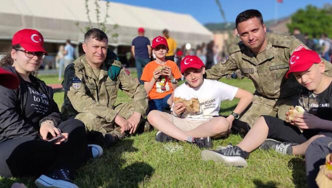 Türk askeri Kosovalı gençlerle 19 Mayıs’ı kutladı