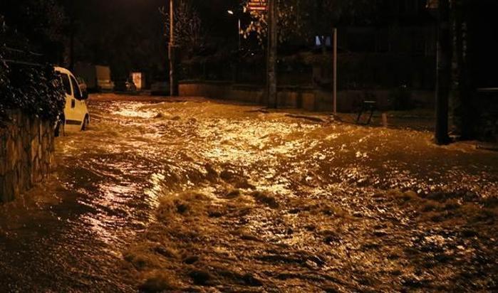 İzmiri yağmur vurdu Araçlar birbirine girdi