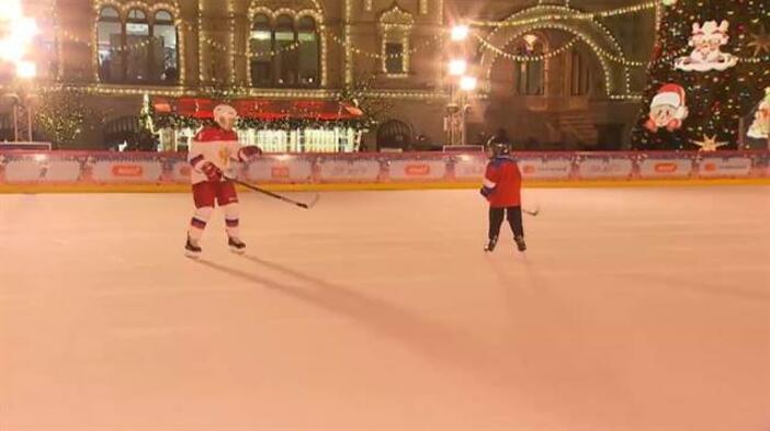 Putin 9 yaşındaki çocukla buz hokeyi oynadı