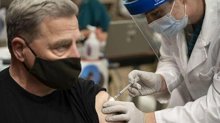 ABD Sağlık Bakanı ve ordu komutası koronavirüs aşısı yaptırdı