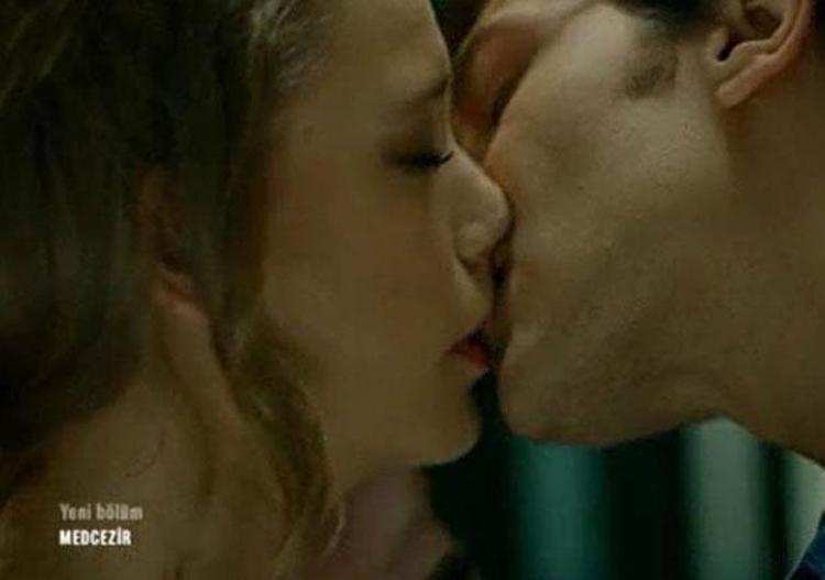 Сцены поцелуев. Medcezir Opusme. Яман и мира переспали. Serenay Sarikaya Kiss. Еxxen Dizileri Opusme.