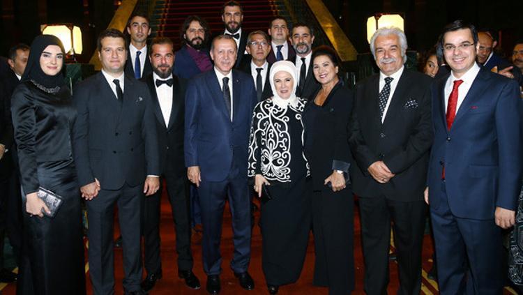Cumhuriyet Bayrami Resepsiyonuna Unlu Isimler Akin Etti Haberler Magazin