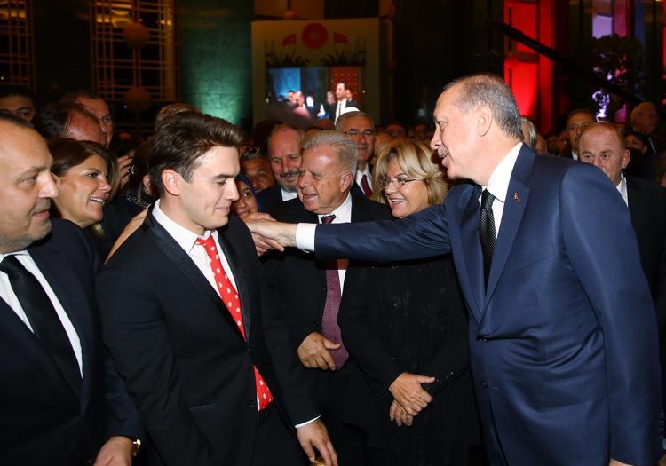 Cumhuriyet Bayrami Resepsiyonuna Unlu Isimler Akin Etti Haberler Magazin