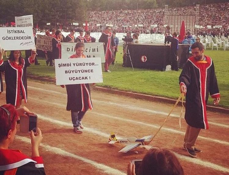 Iste Tum Zamanlarin En Komik 13 Mezuniyet Fotografi Kampus Haberleri