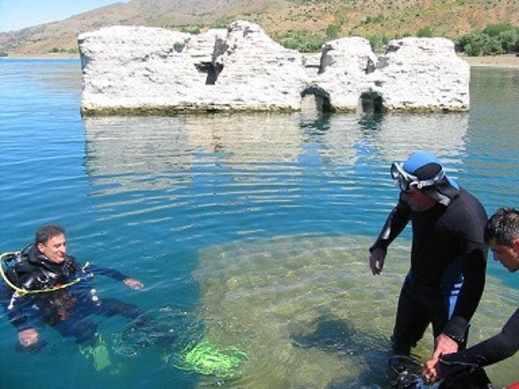 Hazar Gölü�nden �Batık Şehir� çıktı