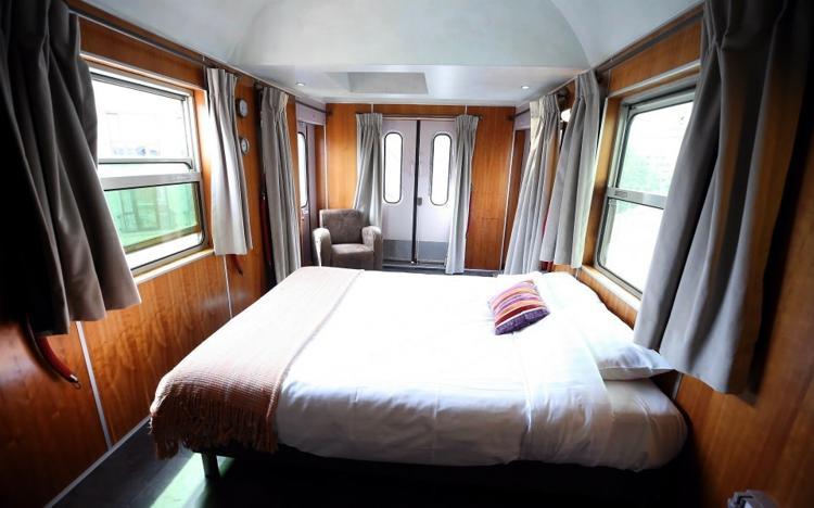 tonlarca agirliktaki vagonu binanin ustune koydu gorenleri saskina ceviriyor seyahat haberleri