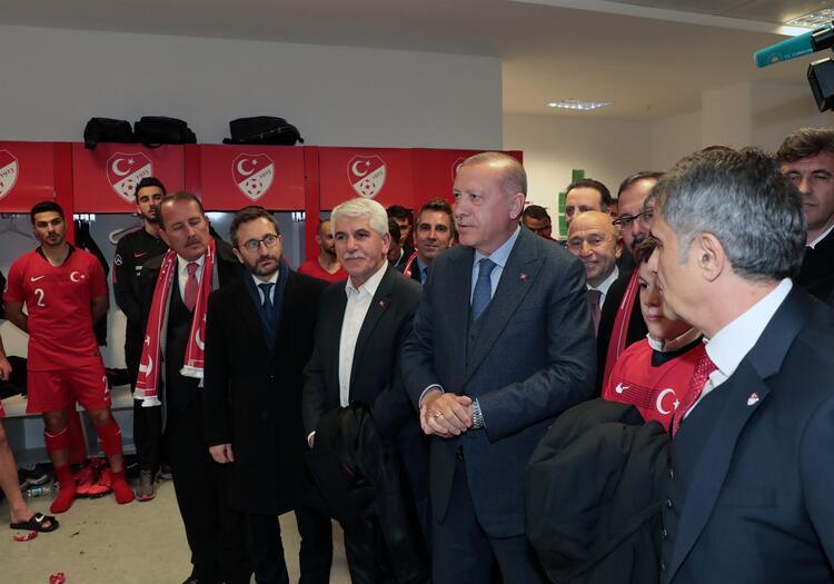 Erdoğan soyunma odasına inerek tebrik etti. İşte o anlar.. ile ilgili görsel sonucu"