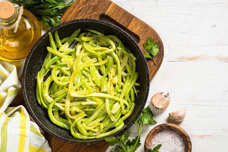 Tütsülenmiş somonlu, çilekli kabak makarnası salatası tarifi