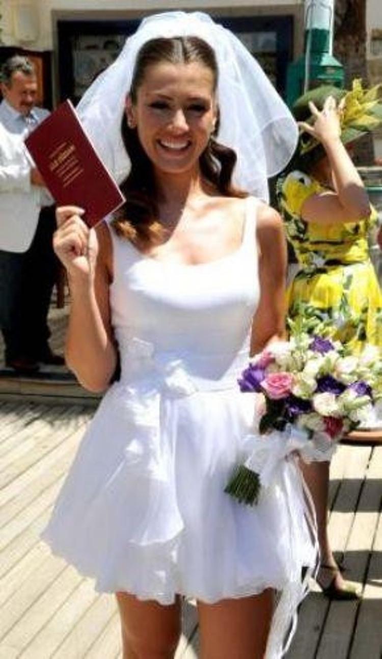 Ali Sunal Ile Gokce Bahadir Evlendi Mahmure