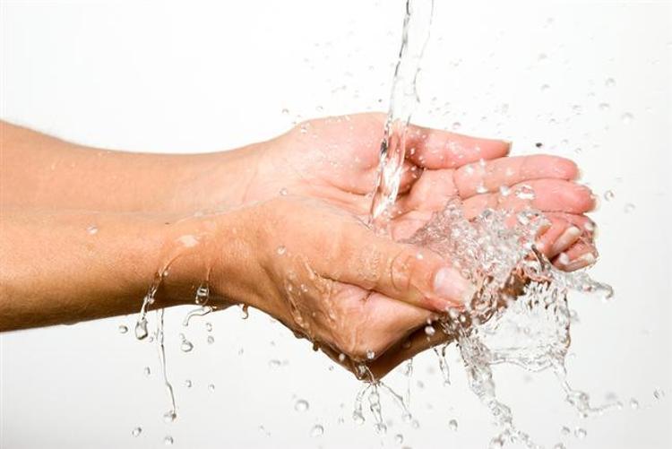 Parmaklar suda kal�nca neden buru�uyor?