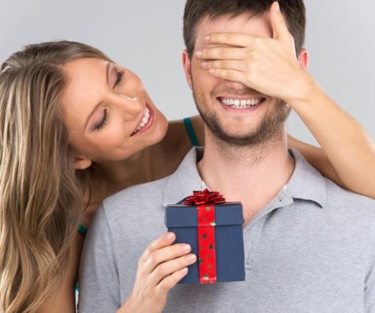 Дарить дорогие подарки мужчинам