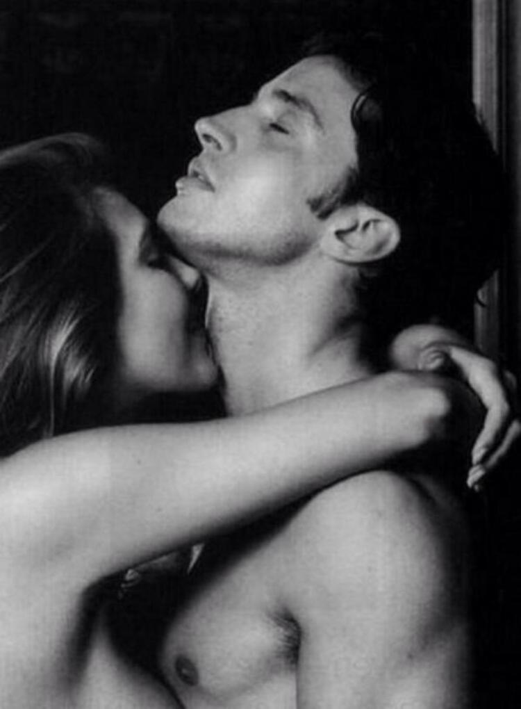 Парень имеет красивую. Страстный поцелуй. Нежное покусывание. Страстные поцелуи в шею. Страсть между мужчиной и женщиной.