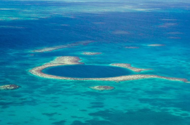 3. Büyük Mavi Çukur (Great Belize Blue Hole), Belize