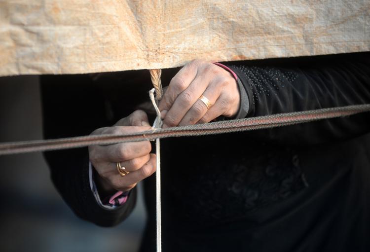 BOŞ ARAZİLERE ÇADIR KURUYORLAR