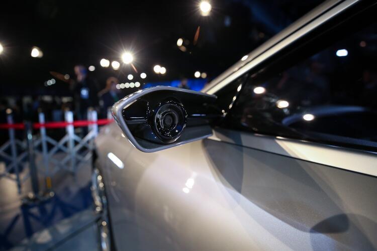 12) Yerli otomobile kadın eli değdi mi