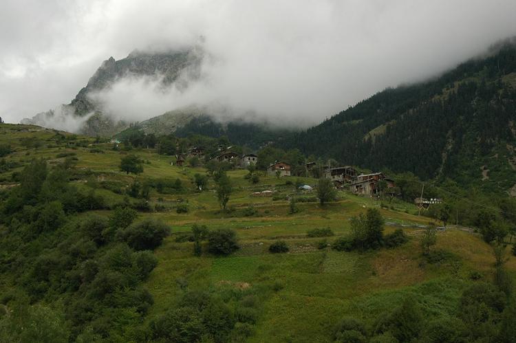 Masalın i&ccedil;indeymiş gibi: &Ouml;zg&uuml;ven k&ouml;y&uuml;, Artvin
