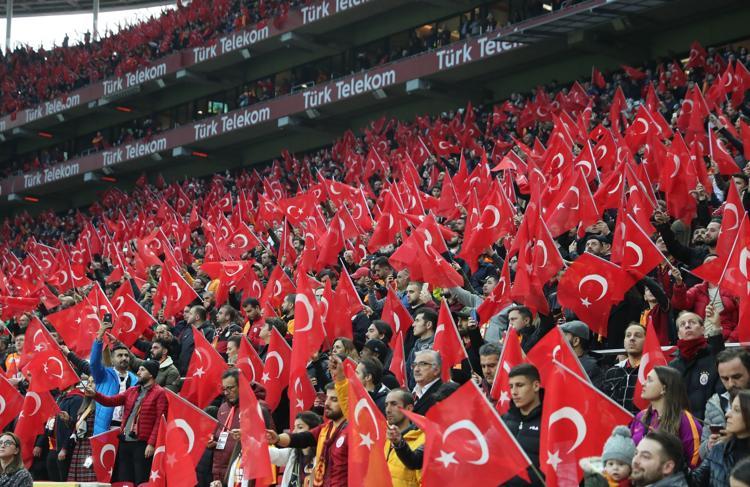 BAYRAKLARLA DONATILDI