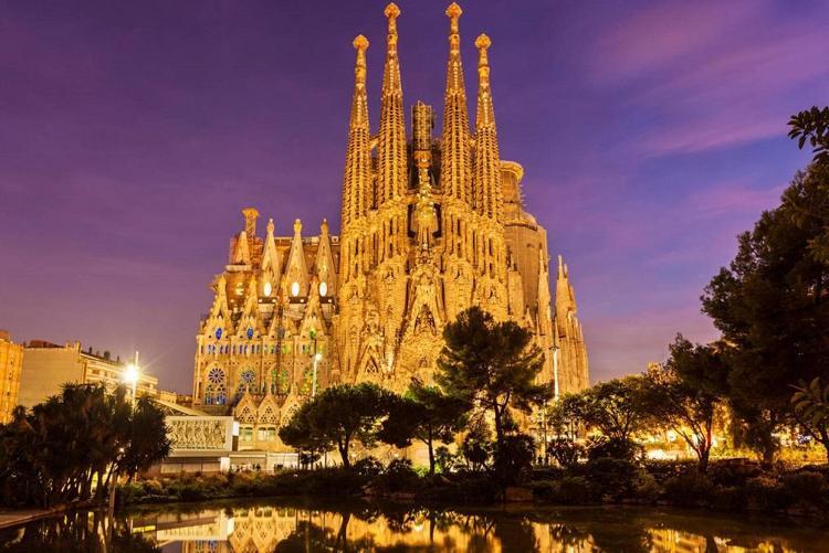 6- La Sagrada Familia, Barselona, İspanya