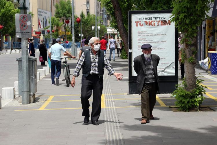 65 yaş üstü sokağa çıkma yasağı hangi illerde? İçişleri Bakanlığı 65 yaş  üstü için tedbir alınan illeri açıkladı! - Son Dakika Haberleri