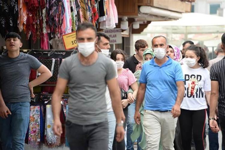 Son Dakika Guncel Diyarbakir Da Binanin Cati Katinda Yangin Son Dakika