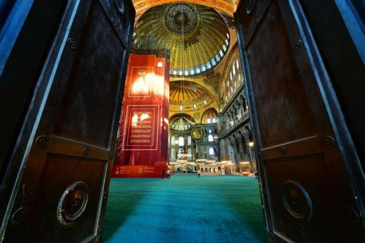 VATANDAŞLAR AYASOFYA İÇİNE ALINMAYA BAŞLANDI