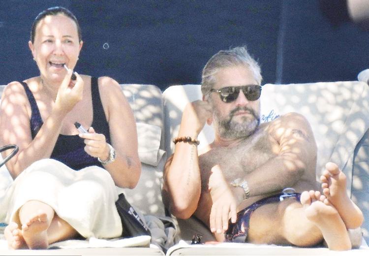 Tüm gün  müzik dinledi