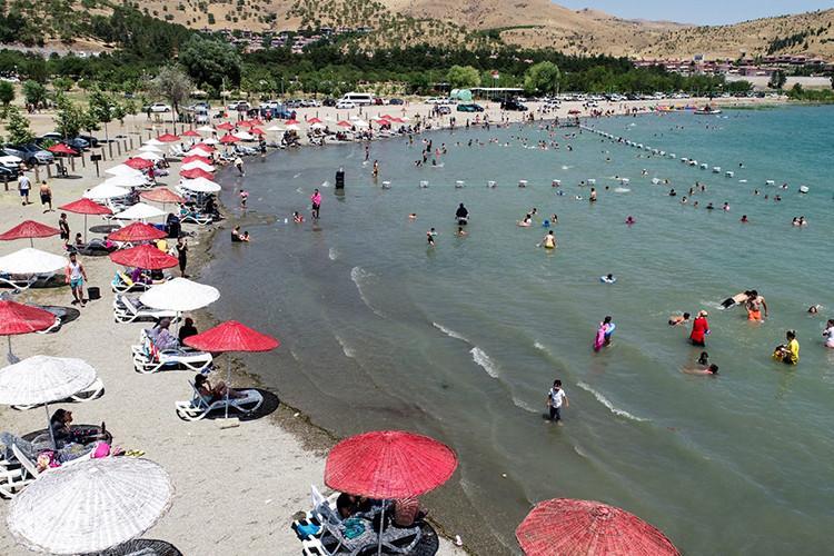 Hazar Golu Nerede Hazar Golu Ne Nasil Gidilir Hazar Golu Ege Sahillerini Aratmiyor