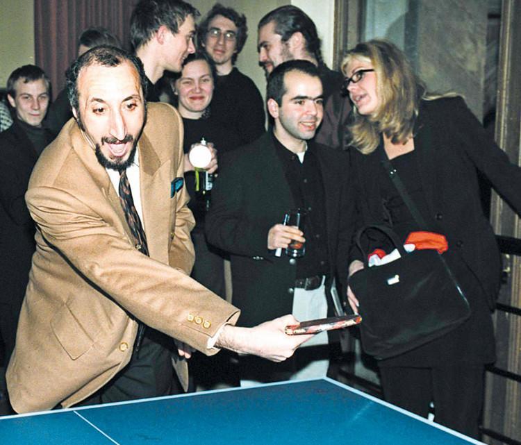 Gençlere spor ve  müzik öğretiyorum