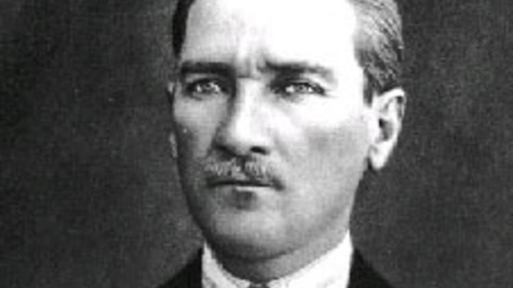 Atatürkün gözleri hangi renkti