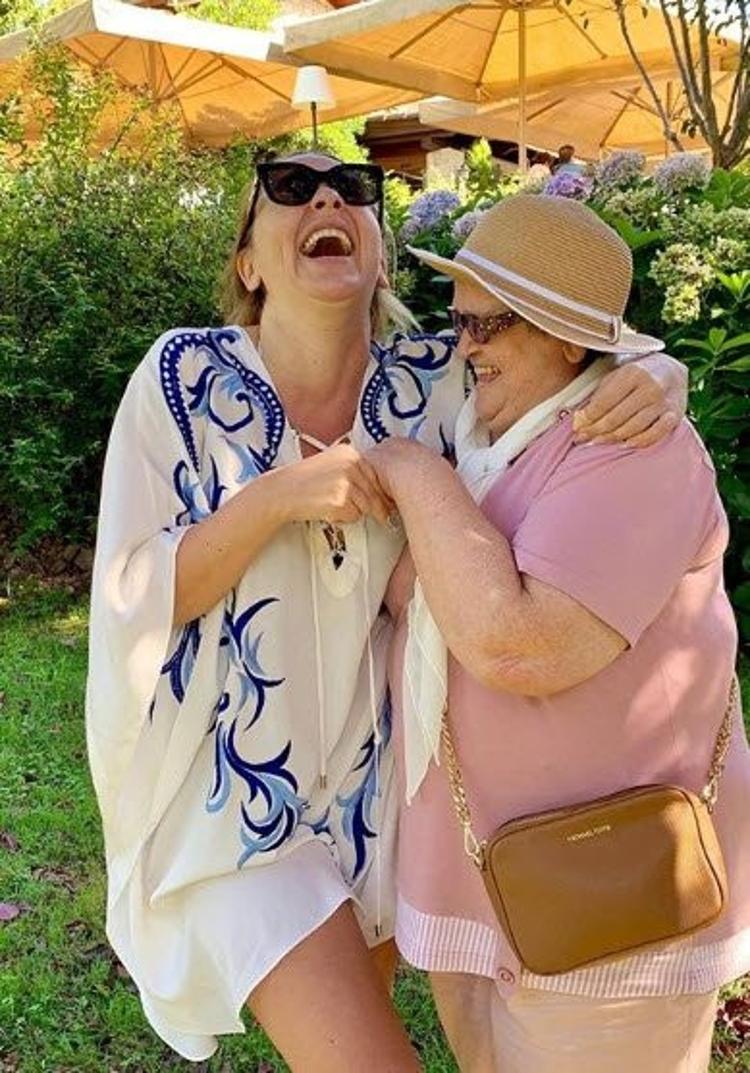 ANNELERİ İNTİHAR ETTİ