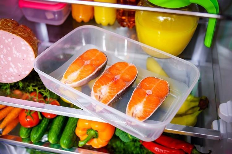 Shmangni mbajtjen e peshkut në frigorifer