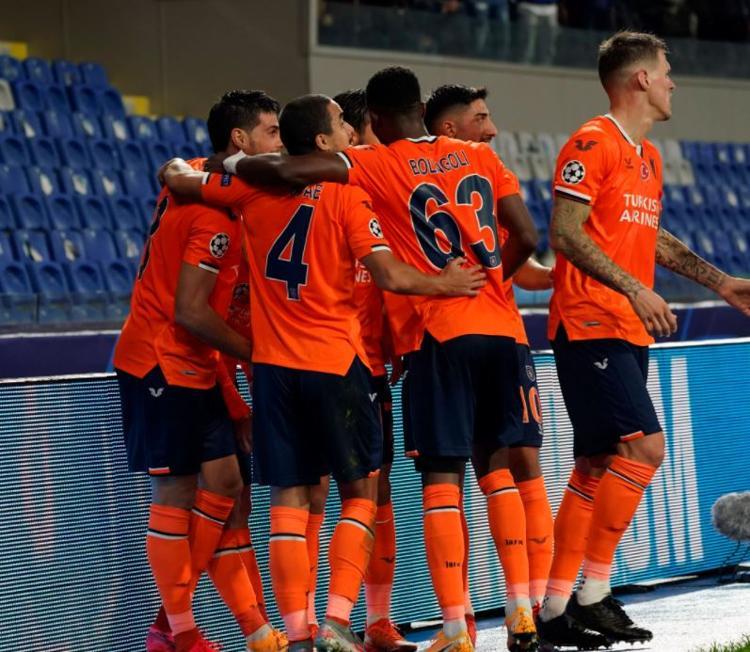 RAFAEL ESKİ KULÜBÜNE GÖSTERDİ