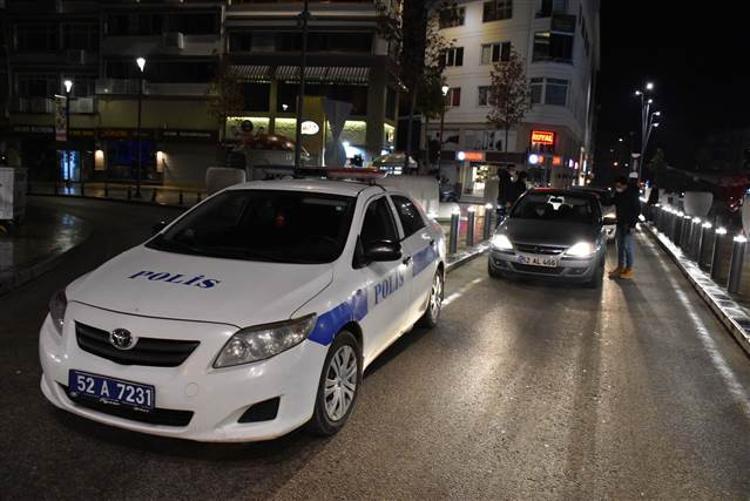 Durumun vahametine ve tehlikenin büyüklüğüne 3 haftadan bu yana ısrarla dikkati çekiyoruz. Daha 3 gün önce pazartesi günkü yazımızda da “Durum vahim” demiş ve tehlikenin büyüklüğüne dikkati çekmiştik. Ardından da “Salgın tabelasında sarı değil kırmızı ışık yanıyor, eğer toparlanmazsak çok daha can yakıcı önlemler bizi bekliyor diye uyarmıştık. Netice beklediğimiz gibi oldu. Bizim o yazımızda 4 Aralık Cuma akşamı başlayıp 14 Aralık Pazartesi sabahı bitmesini tavsiye ettiğimiz “kısıtlama paketi” aynen uygulamaya konuldu ama çok yerinde bir tedbirle başlangıç tarihi 3 gün öne alınarak 1 Aralık’a çekildi. Eğer bu tedbirlere de uymamakta ısrar edersek bilelim ki çok daha acı reçetelere katlanmak zorunda kalacağız. “Peki, bu kararlar yeterli mi” sorusunun yanıtına gelince... Bu karar doğru karar AMAN DİKKAT BU BÖYLE GİTMEZ PANDEMİYLE savaşta geldiğimiz nokta son derece kritik bir dönemeç. Başımızı ellerimizin arasına alıp düşünmemiz, doğru ve güvenilir kararlar verip daha süratli hareket etmemiz lazım. Çok daha önemlisi son kararlara milletçe inanıp güvenmemiz önemli bir ayrıntı. Bilelim ki salgının ilk dönemindeki hava maalesef kayboldu. Ne pandemiyi yönetenlerde, ne de kendimizde başlangıçtaki güvenden maalesef şimdi eser kalmadı Daha açık söyleyeyim: Her kafadan bir sesin çıktığı, doğrunun yanlışla harmanlandığı son derece karmaşık ve riskli bir noktaya geldik. Bu nokta daha önce de belirttiğim gibi salgında “kırmızı çizginin” de giriş kapısıdır. Ya o kapıdan girmemek için yeni, etkili, kuvvetli çözümler geliştirecek, sadece aklın ve bilimin önerdiklerine uyacak, toplumsal işbirliğinden, dayanışmadan asla vazgeçmeyecek, çözümü sadece süreci yönetenlere bırakmayıp her birimiz kendimizi “kişisel bir kahraman” ilan ederek üzerimize düşeni fazlasıyla yerine getirip bu beladan kurtulmaya gayret edeceğiz. BANA GÖRE YETMEZ AMA EVET EĞER bu kararlar pazartesi yazımızda belirttiğimiz 3, 4 ve 5. maddelerle birlikte uygulanabilseydi yani “AVM’lerin açık kalma süresi kısıtlanıp şehirlerarası ulaşımda da HES kontrolü zorunlu hale getirilseydi ve bu önlemlere büyükşehir belediyeleri dahil tüm belediyelerin de katılımı sağlanarak toplu ulaşım meselesine daha net ve etkili çözümler getirilebilse ve tabii ki bu arada kademeli mesai uygulamasına geçilebilseydi” emin olalım ki daha net ve etkili sonuçlar alma imkânı bulabilirdik. Bu son önerilerimin İçişleri Bakanlığı genelgesiyle de çözüme ulaştırılması mümkün olabilir diye düşünüyorum. Bu karar doğru karar BİR UYARI SOSYAL MEDYAYA DİKKAT